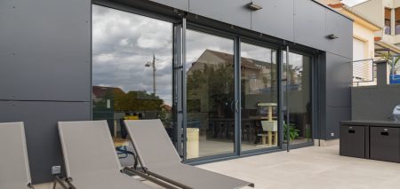 La fenêtre PVC gris anthracite, star de la rénovation ! - ChoisirMaFenetre.fr UFME