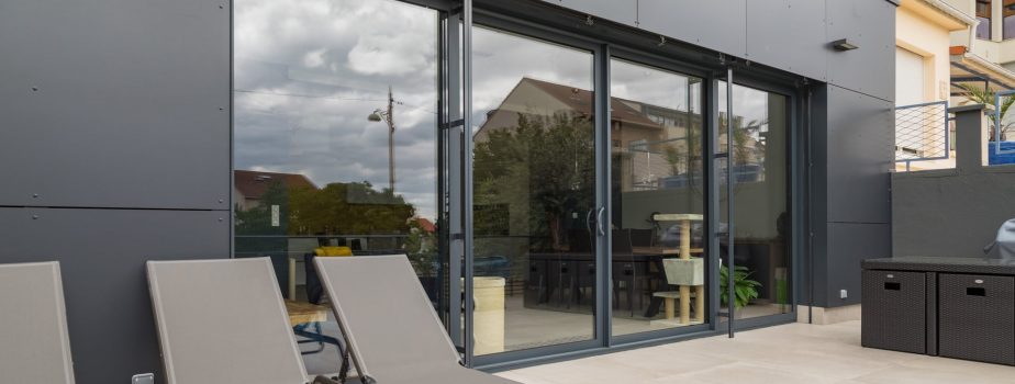 La fenêtre PVC gris anthracite, star de la rénovation ! - ChoisirMaFenetre.fr UFME